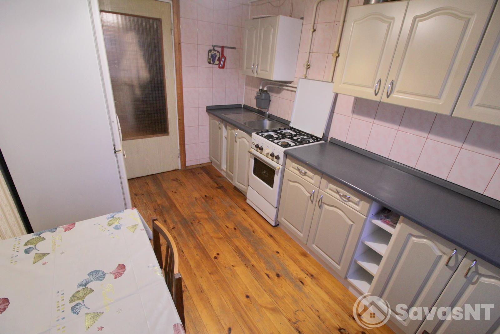 Verkiuose, Popieriaus gatvėje išnuomojamas jaukus ir ERDVUS 3 NEPEREINAMŲ kambarių 63 kv. m. butas.