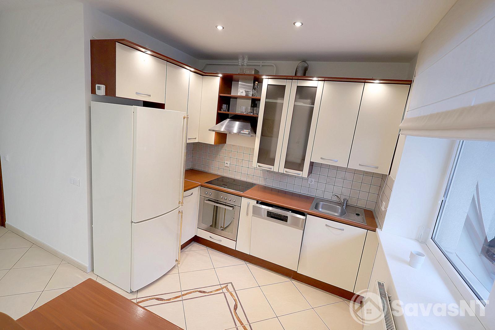 Ateities g. šalia PC Mandarinas nuomojamas trijų kambarių butas