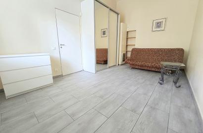 Nuomojamas vieno kambario butas Mindaugo gatvėje su AUKŠTOMIS LUBOMIS