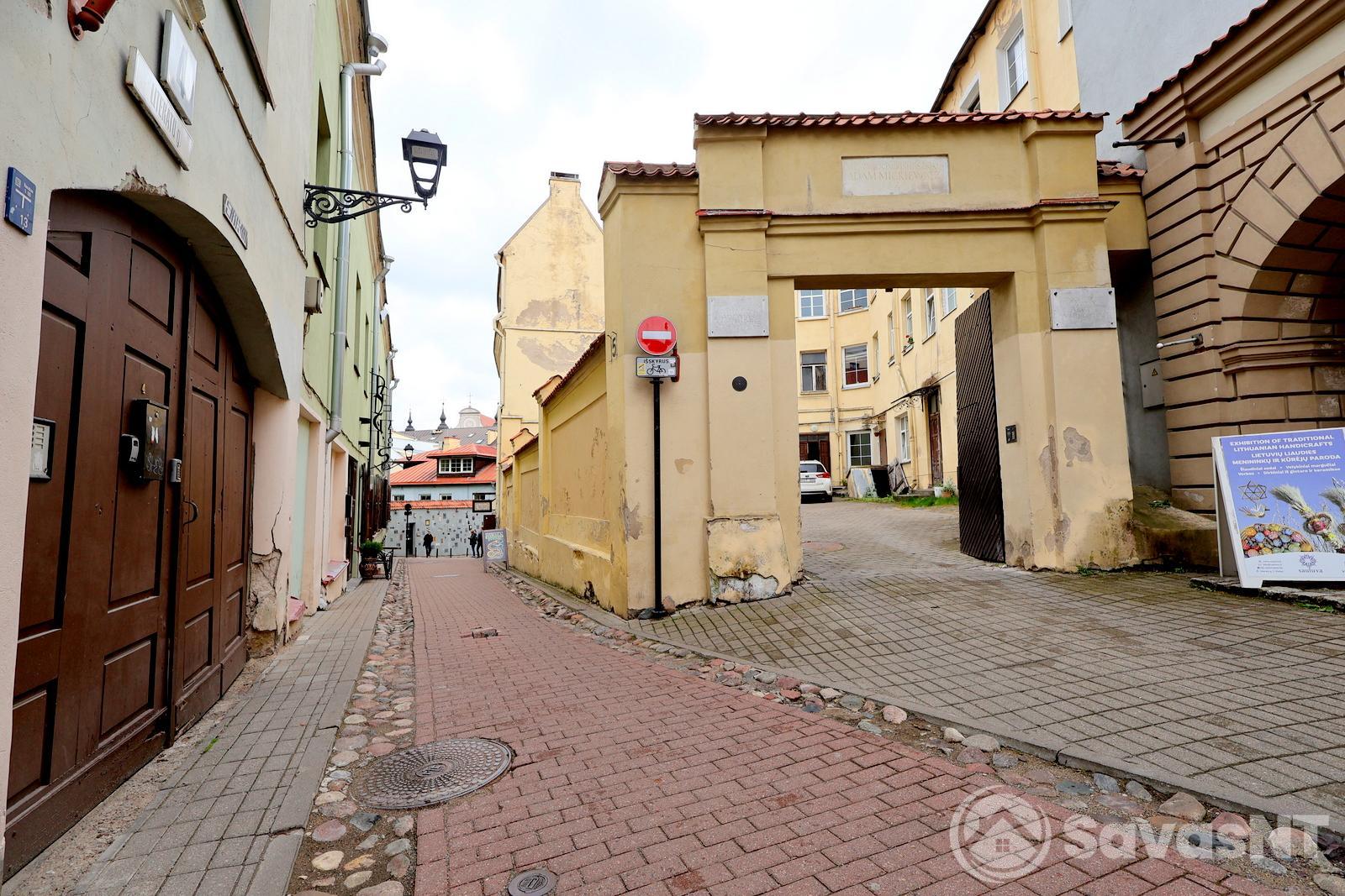 Pačiame Vilniaus miesto senamiestyje, Literatų gatvėje, parduodamas dviejų kambarių butas