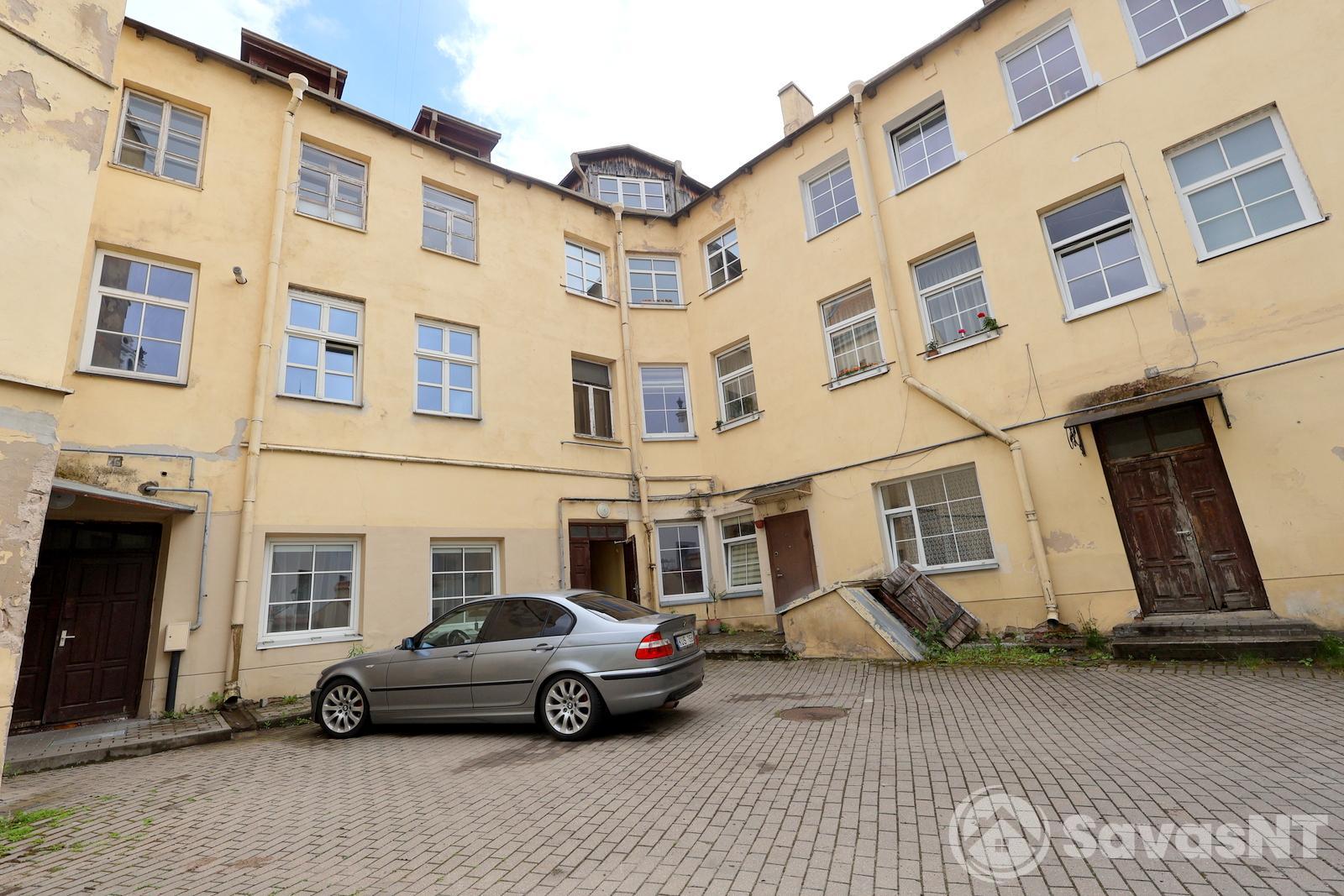 Pačiame Vilniaus miesto senamiestyje, Literatų gatvėje, parduodamas dviejų kambarių butas