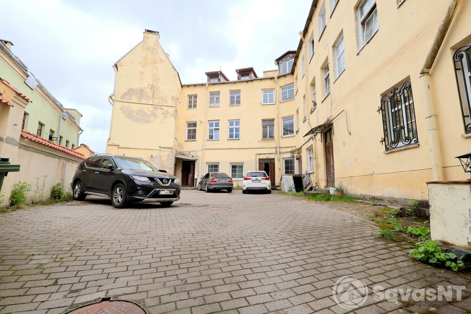 Pačiame Vilniaus miesto senamiestyje, Literatų gatvėje, parduodamas dviejų kambarių butas