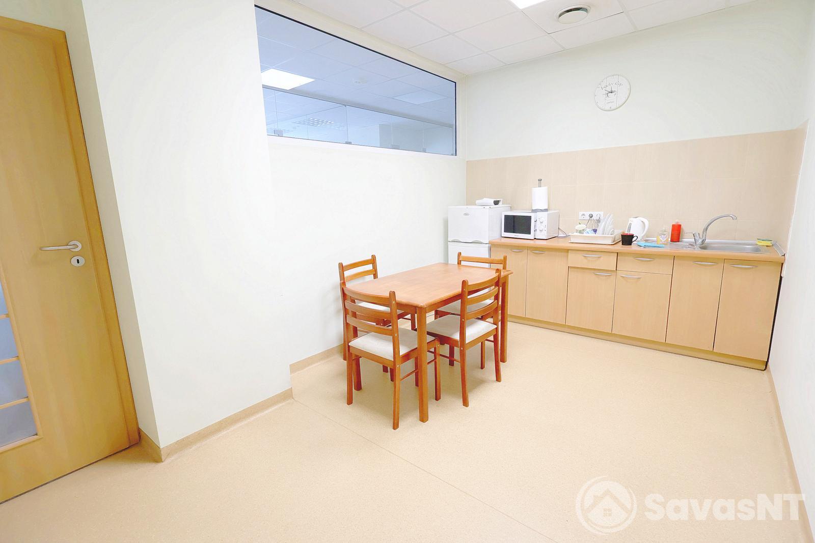 Ateities g. 12, Vilniuje, išnuomojamos 42 kv.m. ploto komercinės patalpos.