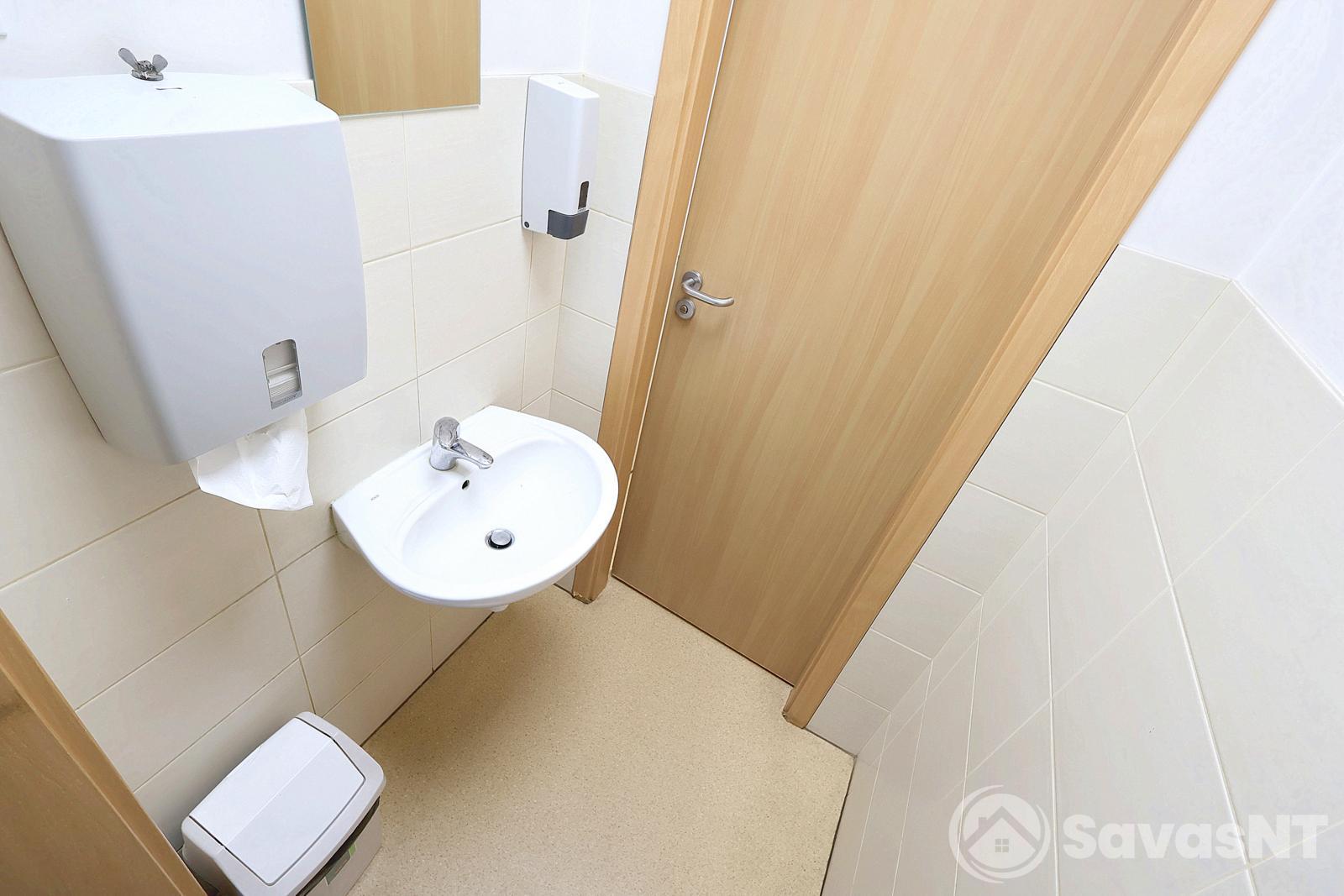 Ateities g. 12, Vilniuje, išnuomojamos 42 kv.m. ploto komercinės patalpos.