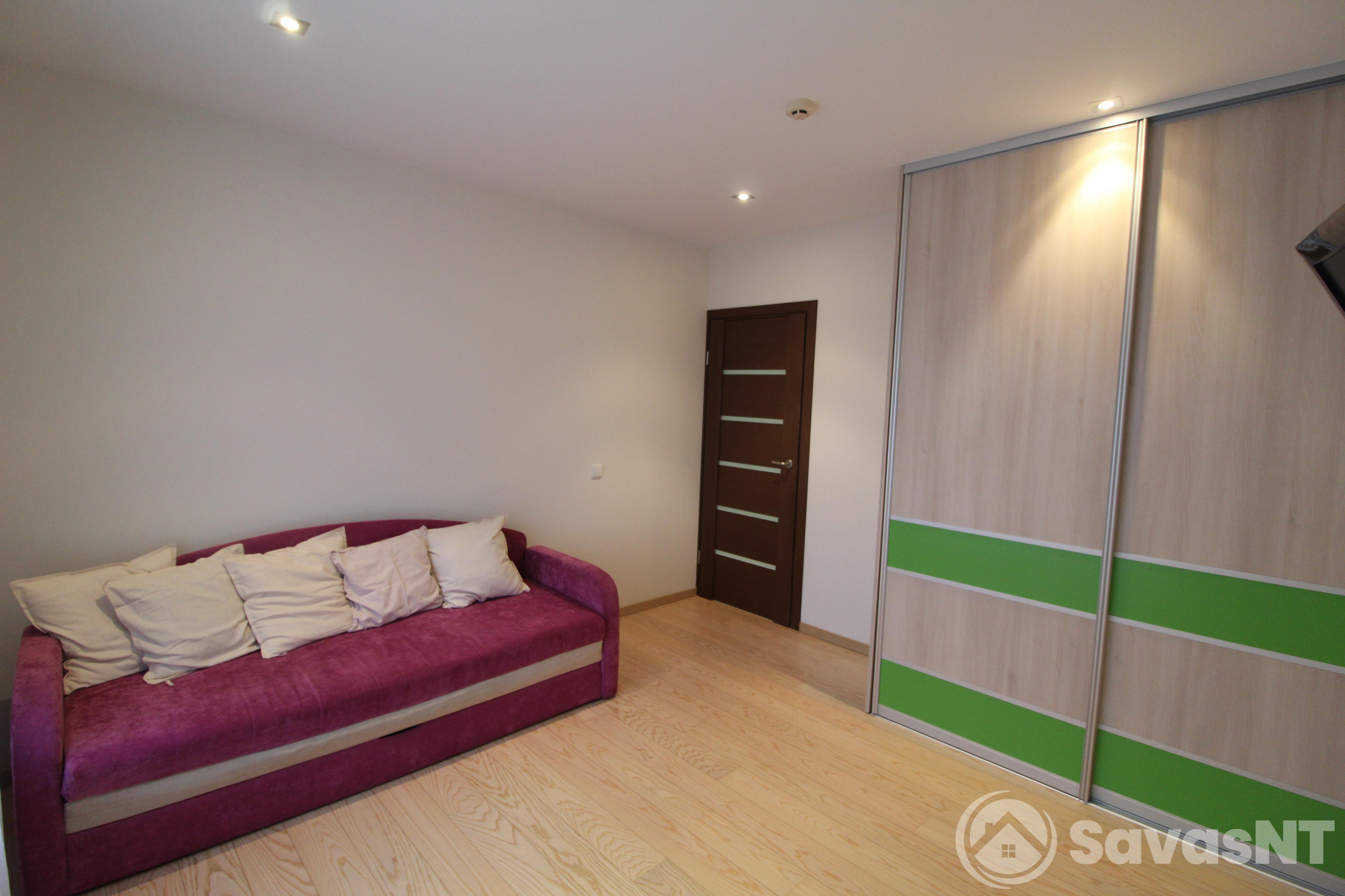 Pilaitėje, naujos statybos name išnuomojamas erdvus 3 kambarių butas.