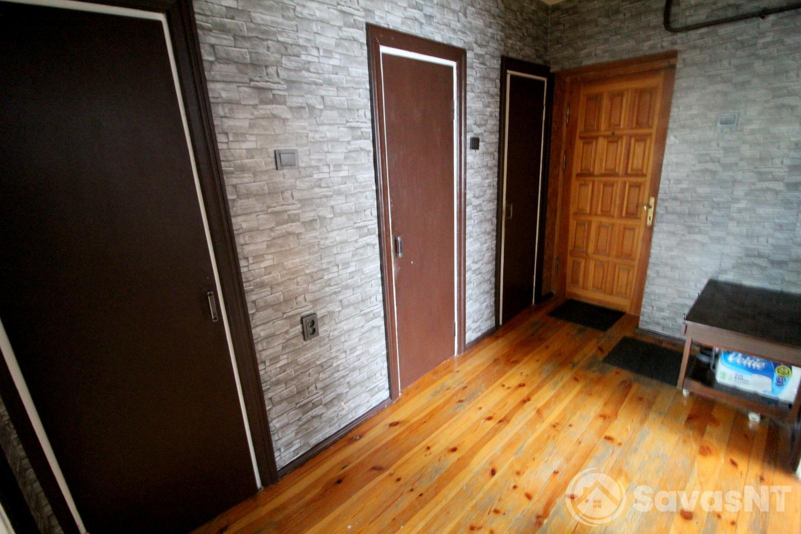 Verkiuose, Popieriaus gatvėje išnuomojamas jaukus ir ERDVUS 3 NEPEREINAMŲ kambarių 63 kv. m. butas.