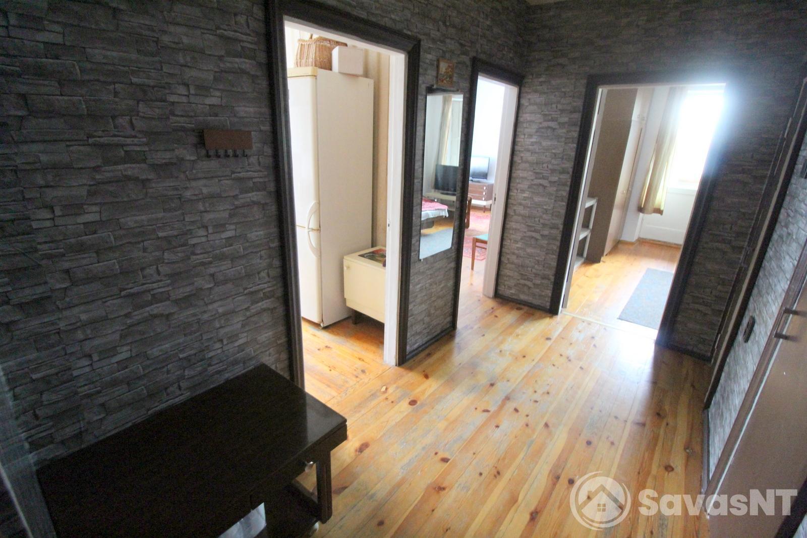 Verkiuose, Popieriaus gatvėje išnuomojamas jaukus ir ERDVUS 3 NEPEREINAMŲ kambarių 63 kv. m. butas.