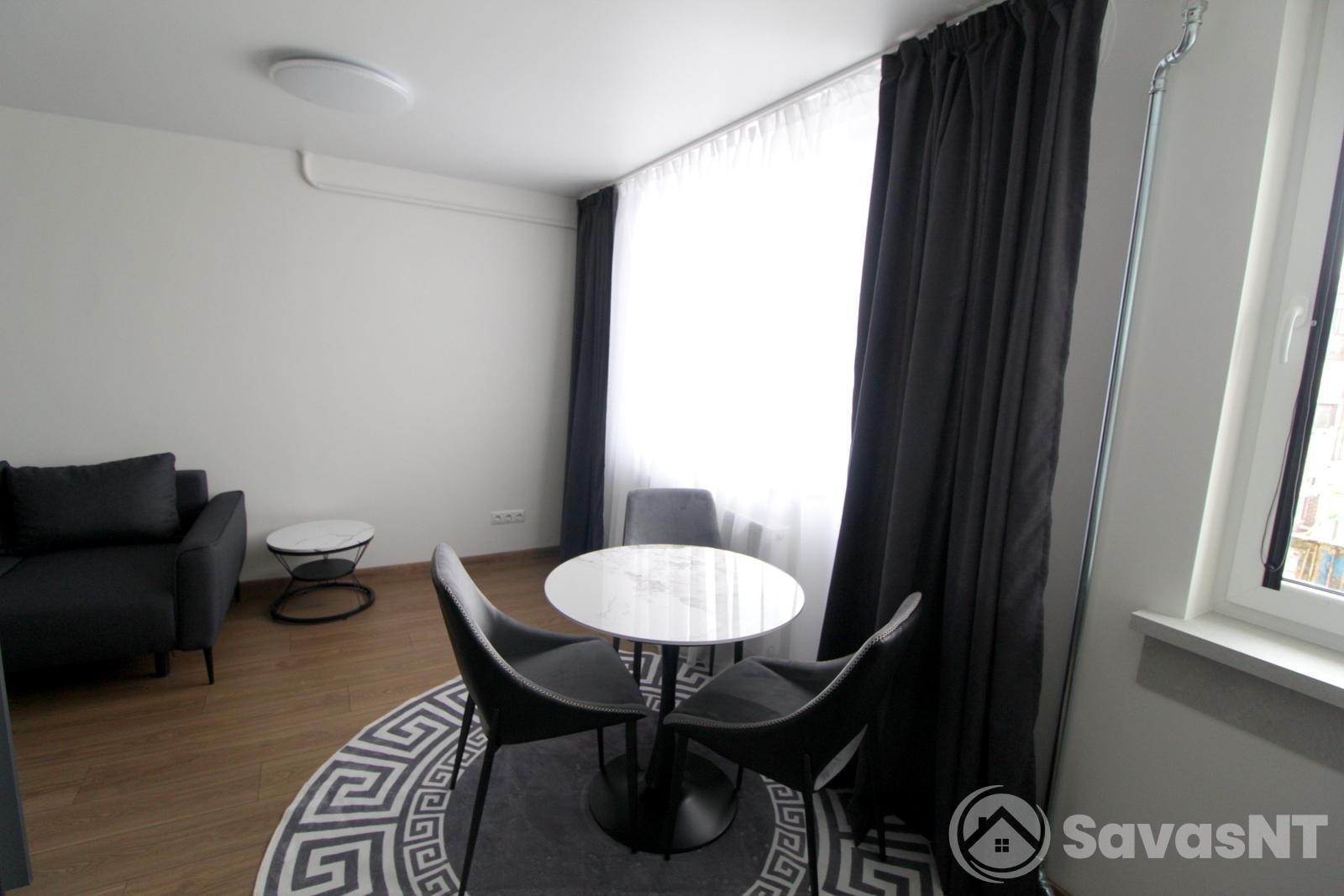 Nuomojamas jaukus SUREMONTUOTAS 1 kambario 25 kv.m butas Statybininkų g. Naujamiestyje.