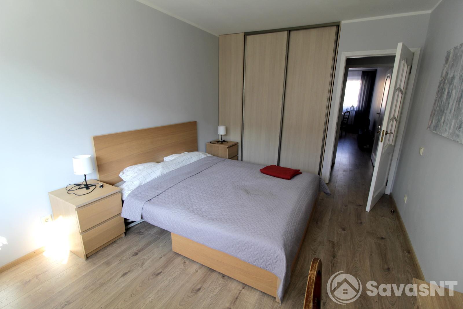 Žirmūnuose, Žirmūnų gatvėje, RENOVUOTAME NAME išnuomojamas ERDVUS IR JAUKUS STILIAUS 2 kambarių 48 kv. m. butas.