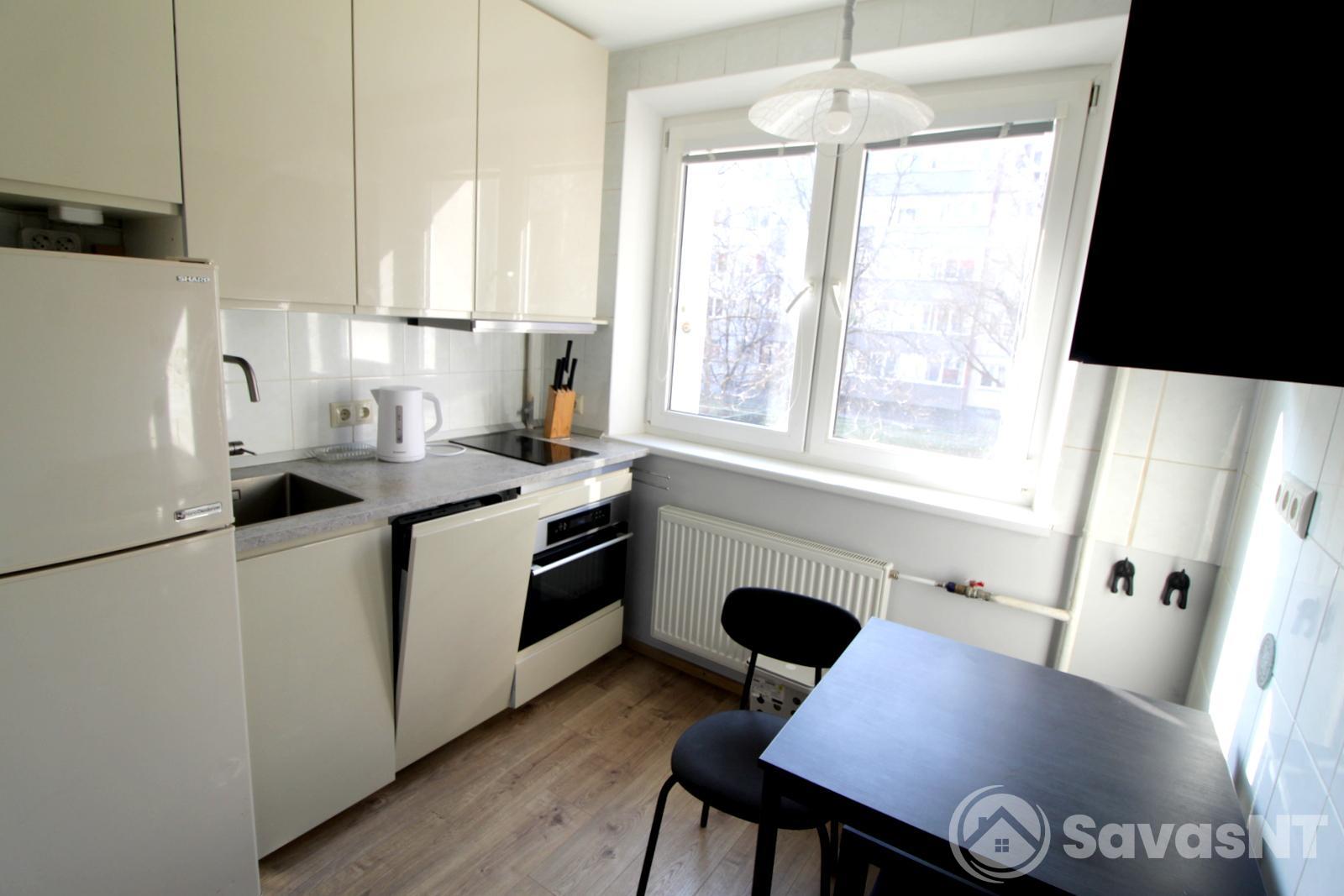 Žirmūnuose, Žirmūnų gatvėje, RENOVUOTAME NAME išnuomojamas ERDVUS IR JAUKUS STILIAUS 2 kambarių 48 kv. m. butas.